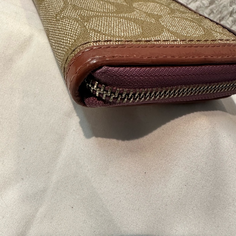 Authentic  Signature Coach Wallet - Picture 7 of 13
